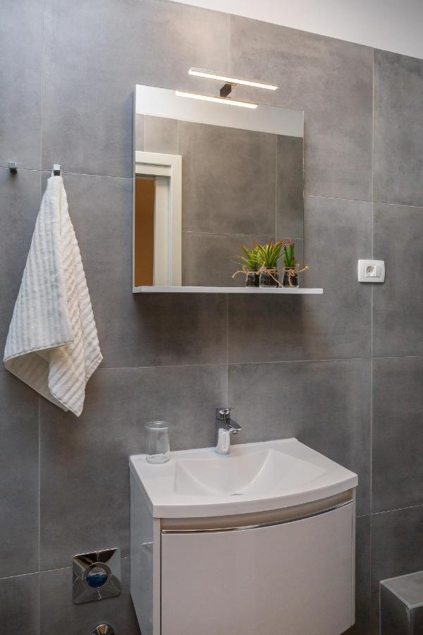 Luxury Studios & Room Five Split Exterior photo